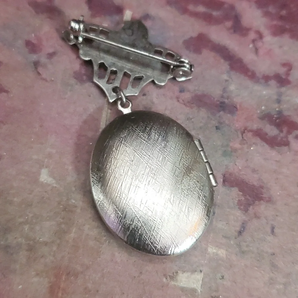 Locket brooch. Silver Tone. DX566
